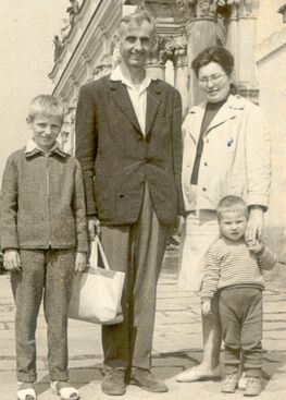 Autor: Vladislava Báťková
Název: Tatínek,maminka a bratři Stanislav a Zdeněk (jaro 1969)