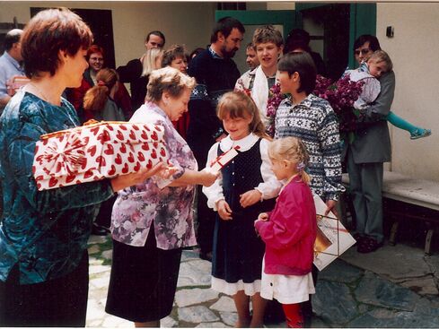 Autor: Martin Holík
Název: Přání babičce, 18.5.2004: Zleva: teta Markéta, babička Mařenka, Liduška přeje (s Blankou Holíkovou), Honzík, Jirka s kytkou, tatínek Jirka, maminka Lída, atd.