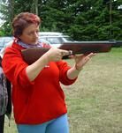 Autor: ZL
Název: Pavla se učí střílet:o) Charitní vaječina v Rožnově, červen 2009