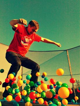 Autor: Mamka - Zuzka
Název: Fido na trampolíně....šťastný.....:-D