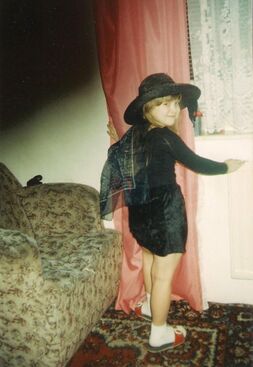 Autor: maminka
Název: to si hrála na manekýnku :-)
