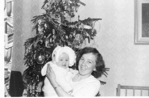 Autor: LENKA KVAPILOVÁ
Název:   byla nejstarší a první vnučka  a první Leničky Vánoce  1980 :)