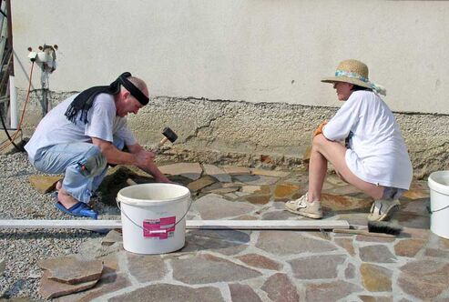 Autor: Eva Pšikalová
Název: Pokládka dvora, 2006-08-27