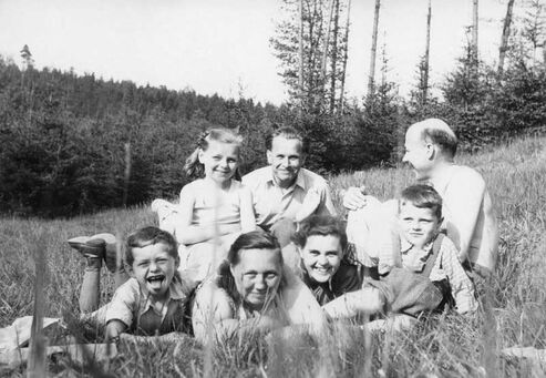 Autor: Eva Pšikalová
Název: Rodinné foto