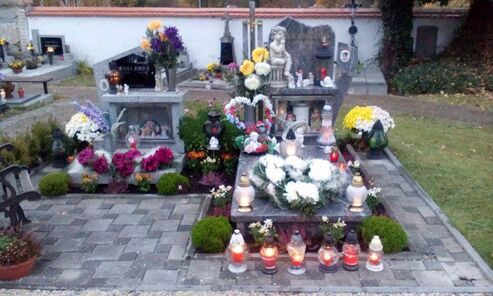 Autor:  Z ÚCTOU A LÁSKOU  - MAMINKA
Název: Smrti život nekonči ale začíná , a my zavzpomínáme na Ty , kteří nás už předešli a spi spánkem věčným