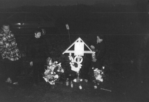 Autor:  Z LÁSKOU  A  TICHOU POKOROU NA TEBE VZPOMÍNÁM  MILOVANÉ DCERCE LENIČCE - MAMINKA
Název: V širém poli smutny křiž ...✝️ a už šestnáct let tam stoji...  Čas tak rychle běží, ale srdce pořad stejně bolí..