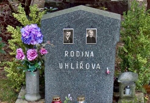 Autor: Václav Uhlíř
Název: hrob HK