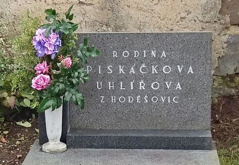 Autor: Václav Uhlíř
Název: hrob Býšť